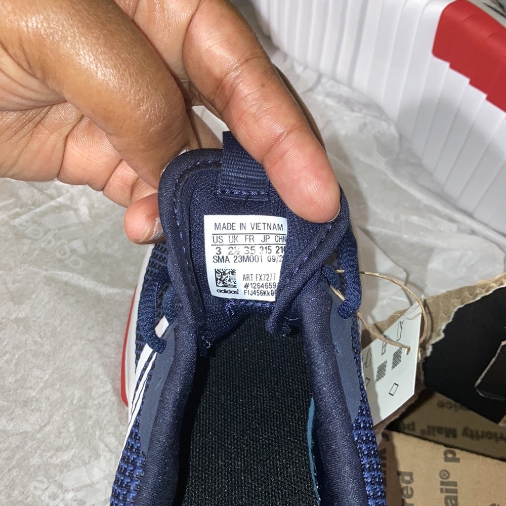 Brand New Adidas shoes for boys size 3 1/2 still in box ready to be shipped!❤️👍 - Picture 4 of 5